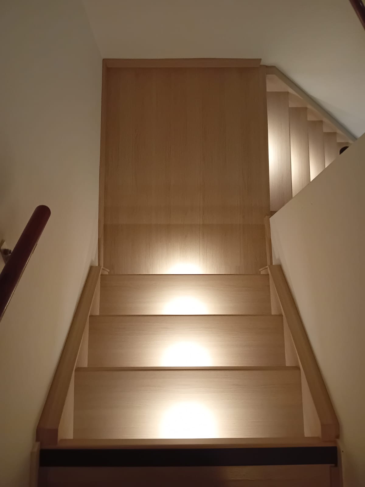 Treppenrenovierung Holzoptik – Bordes mit LED