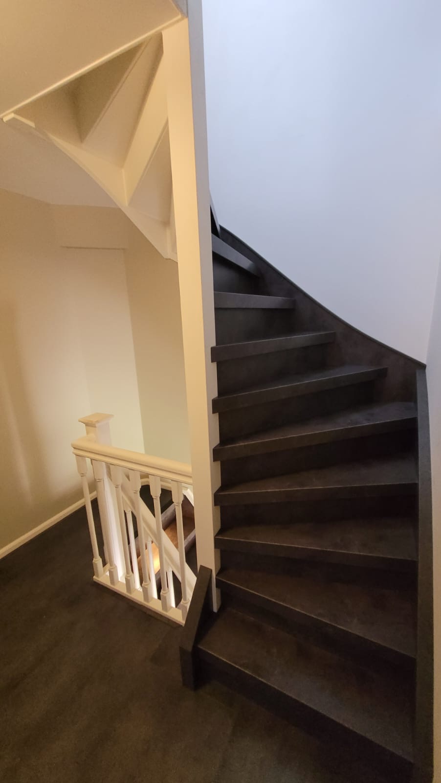 Treppenrenovierung Beton dunkel – Wangenverkleidung
