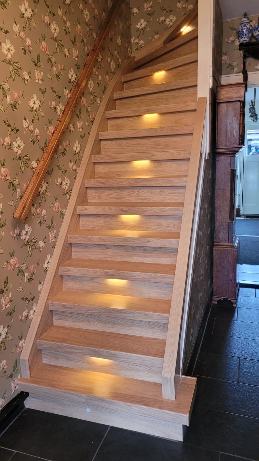 Treppenrenovierung Holzoptik mit LED-Beleuchtung